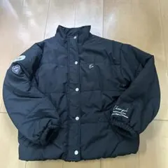 ブラック中綿コート Cのロゴ付き