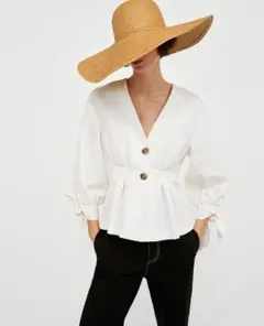 美品プリーツトップス Vネックパフスリーブトップス 袖口にリボン付き