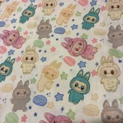 LABUBU 白地　マカロン　緑　黄色　生地　ぬいぐるみ　柄　布　綿ポリ