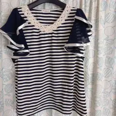 axes femme ネイビーとホワイトのストライプ レース飾りトップス