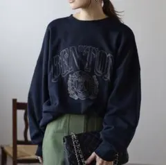 ボンジュールサガン　白抜きカレッジロゴ刺繍BIGスウェット　ネイビー