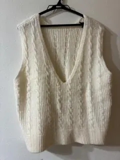アイボリー Vネック ニットベスト ケーブル編み