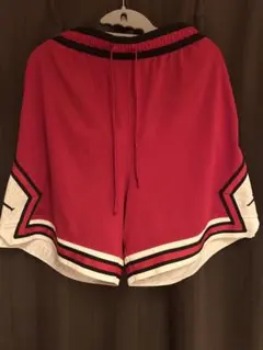 ジョーダン ロゴ付き レッドショートパンツ