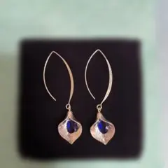 葉型ピアス 青い宝石付き