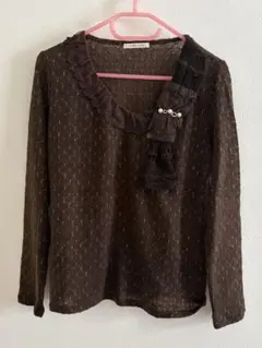アクシーズファム　ブラウン フリル付き Vネック トップス M