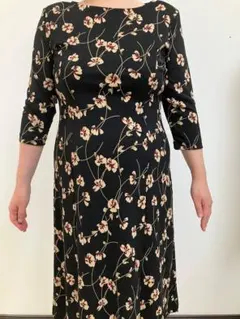 タルボットワンピース高級感溢れる芸術的な雰囲気の花柄が大変色鮮やかで素敵な雰囲気