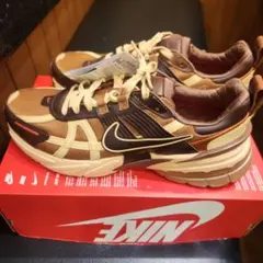 ナイキ　V2Kラン ２７．５㎝　新品