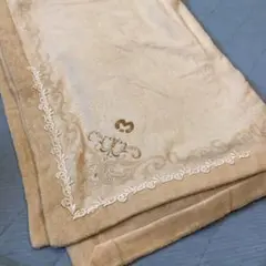 エレガント刺繍付きベージュ毛布