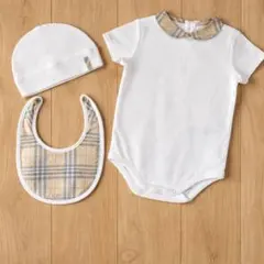 美品⭐︎バーバリーロンパースセット（スタイ、帽子付き）