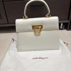 フェラガモ　バッグ　ホワイト
