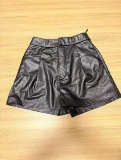 ZARA 黒 合成皮革 ハイウエストショートパンツ