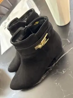 黒いスエードショートブーツ