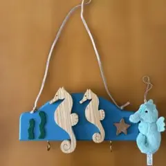 タツノオトシゴデザインの木製フック