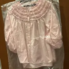 フリル付きピンクシャツ 半袖