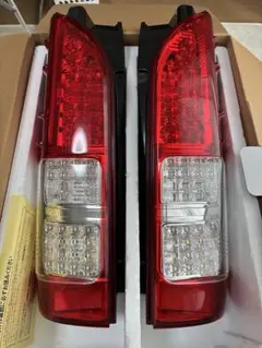 ハイエース200 4型以降純正テールレンズフチブラックスモーク仕様塗装