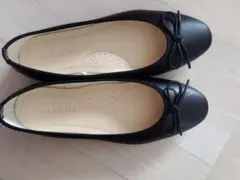 リボン付き黒フラットシューズ