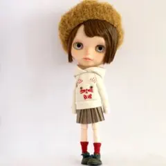 ブライスアウトフィット　ネコスウェットパーカーとプリーツスカート　杢オートミール