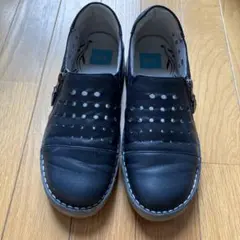 ネイビーレザー ローファー穴あきデザイン