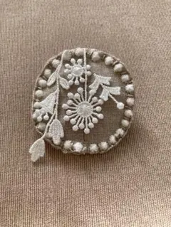 ミナペルホネンハンドメイド花柄刺繍のベージュブローチ