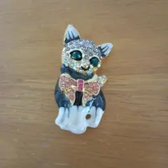 猫のクリスタル装飾ブローチ