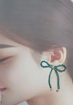 ハンドメイド　リボン型　ビーズ　ピアス　エメラルドグリーン✕パール