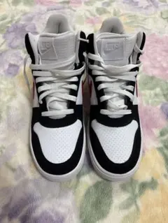 Nike ハイカットスニーカー ホワイト/ブラック/レッド