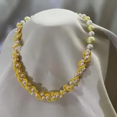 黄色と白の ビーズネックレス