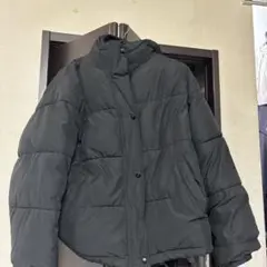 フード付き ブラック ダウンジャケット