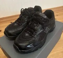 New Balance 725 ブラックスニーカー