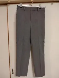 ユニクロのグレーのスラックス