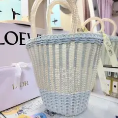 水色と白のかごバッグ