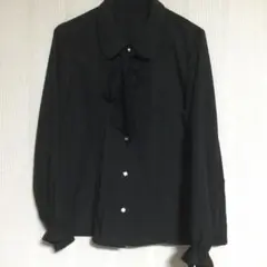 美品■黒ブラウス　異ボタン　レースリボン付き