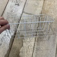 白い金属製バスケット