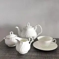 黒壺美品】英国製 ウェッジウッド☆クイーンズプレーン☆花リムトリオ