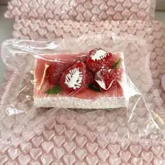 kikisquishy いちご四角ホールケーキ XLサイズ - メルカリ