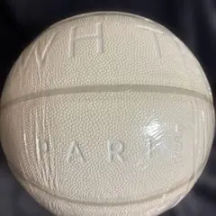 ホワイトパリ　白いバスケットボール