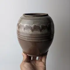 民藝 美しいお色と刷毛目模様が芸術的な小鹿田焼の花瓶 民藝 美しいお色と刷毛目模様が芸術的な小鹿田焼の花瓶 - メルカリ