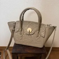 グレースコンチネンタル　カービングトライブス　ショルダーバッグ グレー