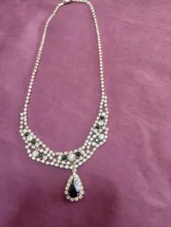 エレガントなビジュー装飾ネックレス