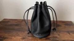 【美品】LEZALI 巾着バッグ｜和モダンな国産エンボスレザーバッグ