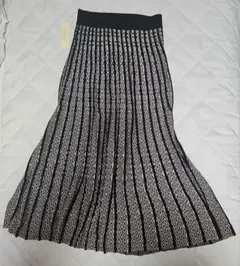 新品 幾何学模様 ニットプリーツスカート　ロング丈 ストライプ しまむら
