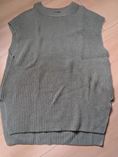 ユニクロ　カーキ ノースリーブ ニットベスト