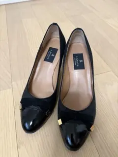 ランバンコレクション　エナメルリボンパンプス　黒　24,5cmのサムネイル