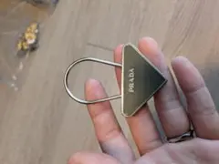 PRADA トライアングル型 メタルキーリング