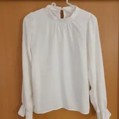 ホワイト長袖ブラウス フリル袖