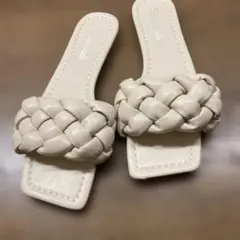 ホワイト編み込みフラットサンダル