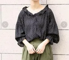ローリーズファーム ドット柄フリル付きブラウス