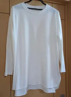 ホワイト 長袖 Tシャツ 裾ラウンドカット