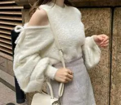 NICE CLAUP ナイスクラップ あざと肩あきフェザーニット アイボリー