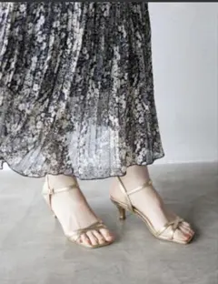 【美品】SLOBE IENA クロスヒールサンダル ゴールド 23.5cmのサムネイル
